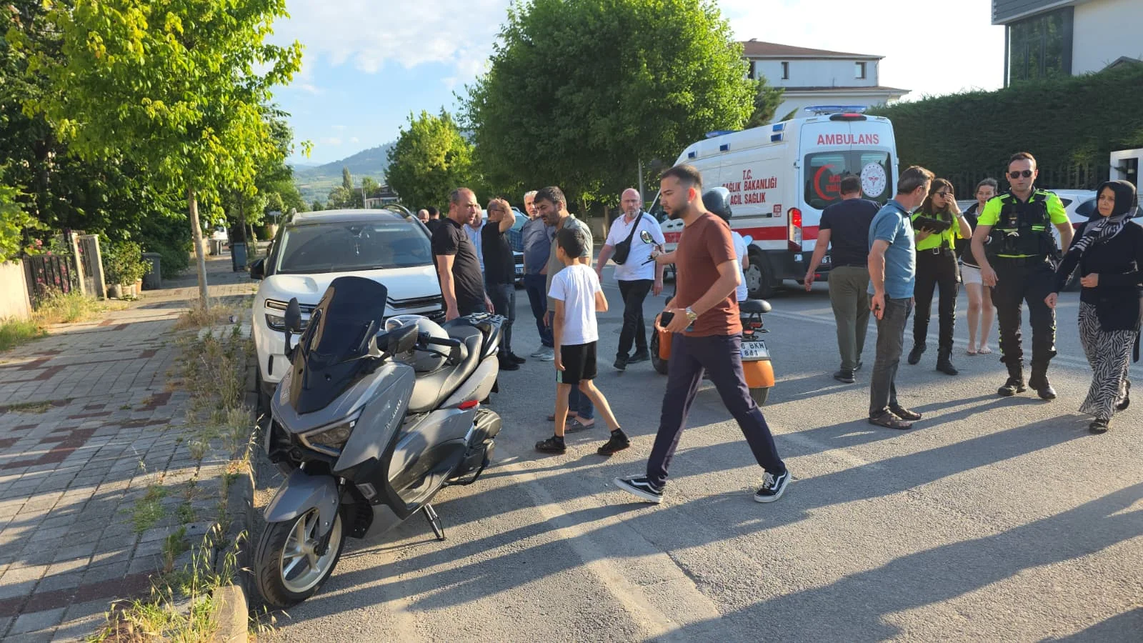 İnegöl'de Motosiklet Sürücüsü Baygınlık Geçirip Park Halindeki Otomobile Çarptı