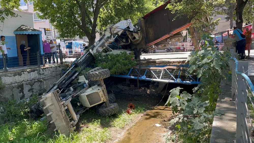 Vinç otomobilin üzerine devrildi! Vinç operatörü hastaneye kaldırıldı