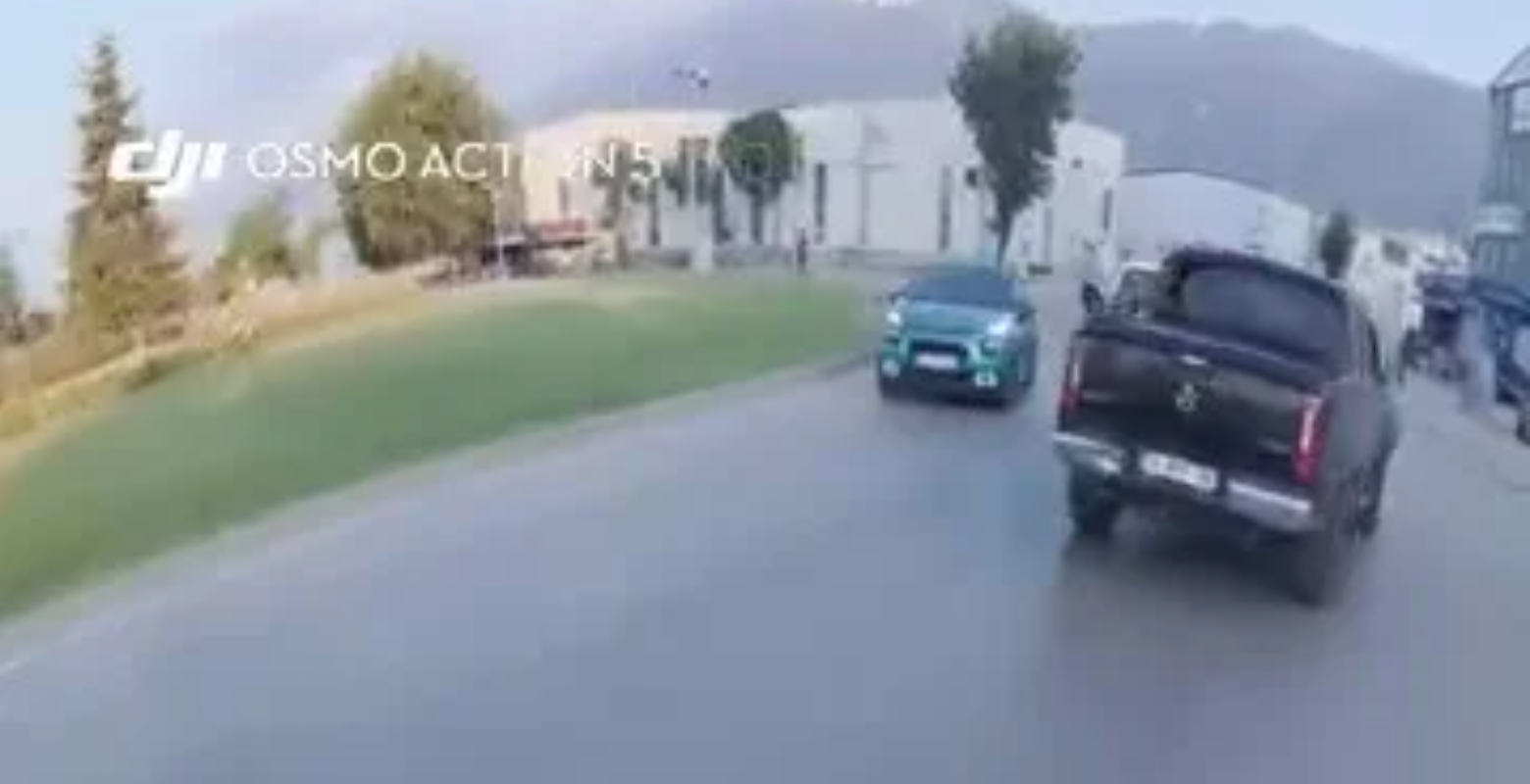 Trafikte pes dedirten görüntü!