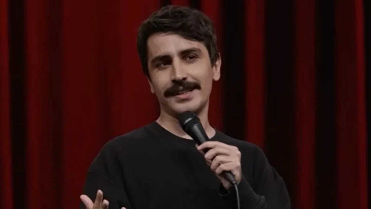 Deniz Göktaş Kimdir? Stand-Up Gösterisine Erişim Engeli Kararı Sonrası Gündem Oldu