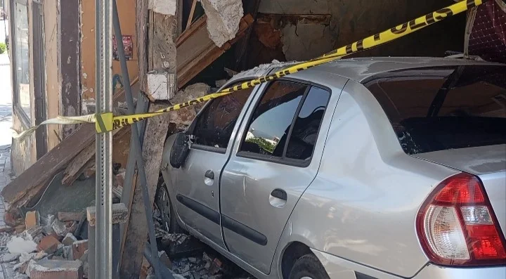 Freni Boşalan Otomobil Eve Girdi!