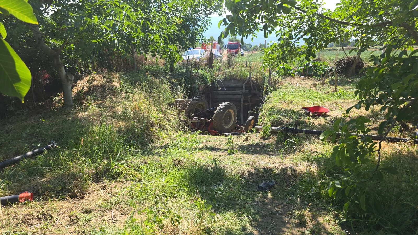 İnegöl'de Traktör Su Kuyusuna Devrildi! 3 Kişi Yaralandı