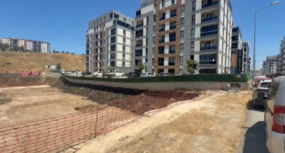 Sitede büyük panik! İstinat duvarı çöktü