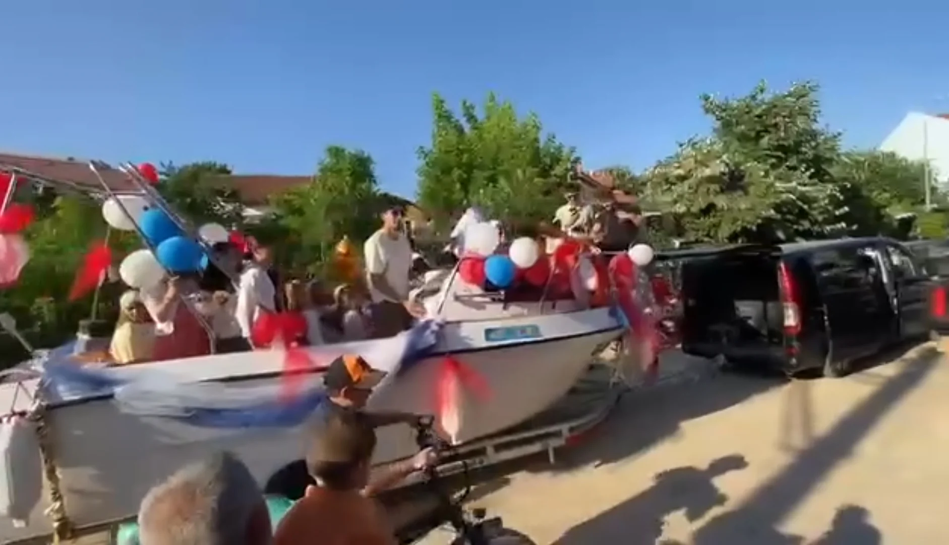 İnegöl'de Gören Dönüp Bir Daha Baktı! Sünnet Arabası Yerine Tekne Kullandılar