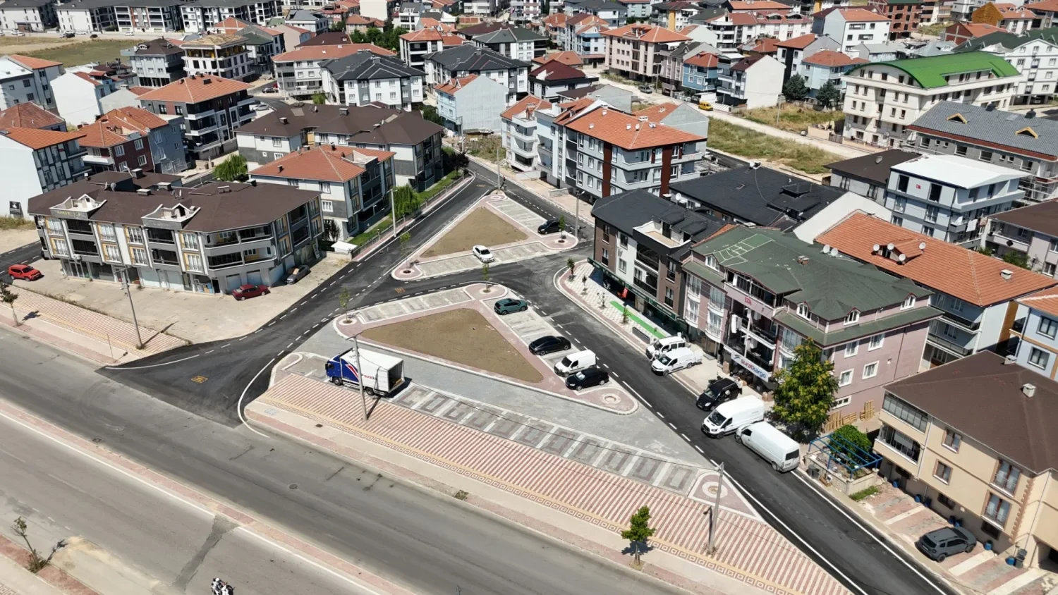 İnegöl'de 11 Sokak Baştan Sona Yenilendi! 82 Araçlık Otopark Hizmete Açıldı