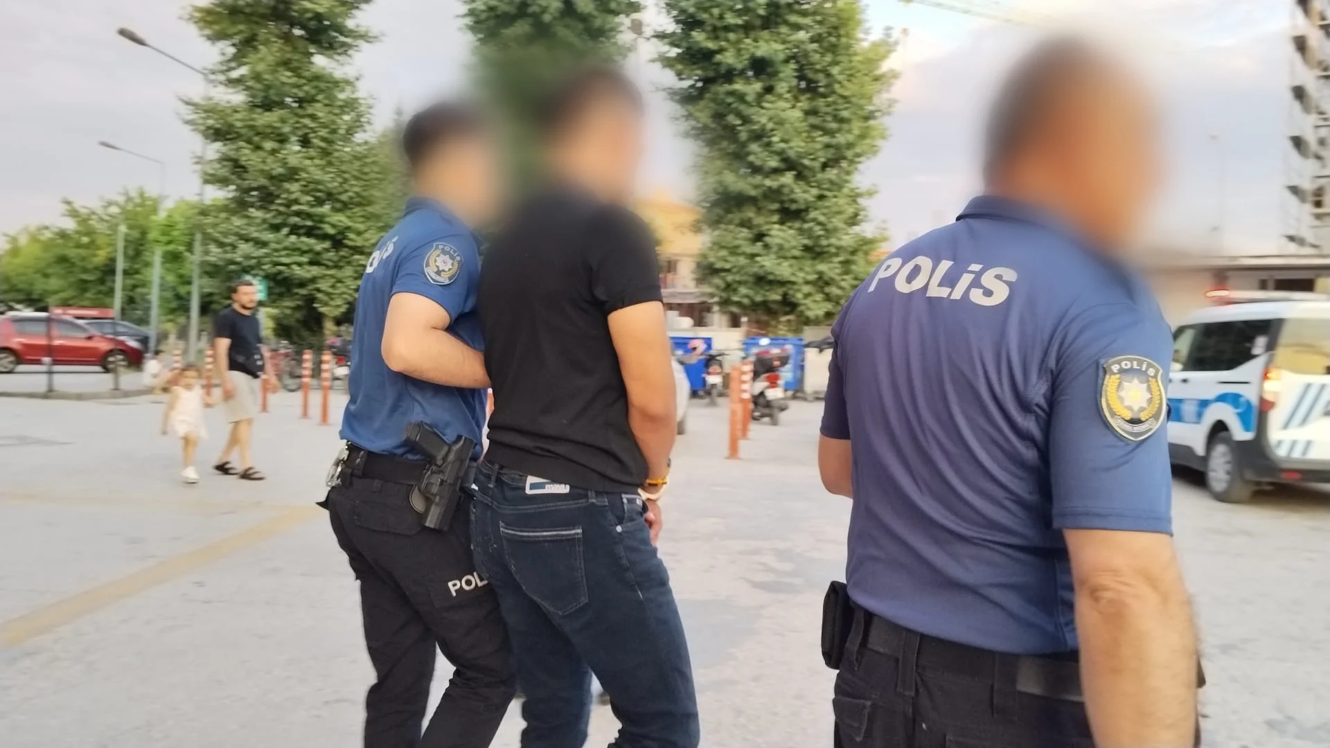 İnegöl'de Şüpheli Hareketler Ele Verdi! Üzerinden Uyuşturucu Çıktı