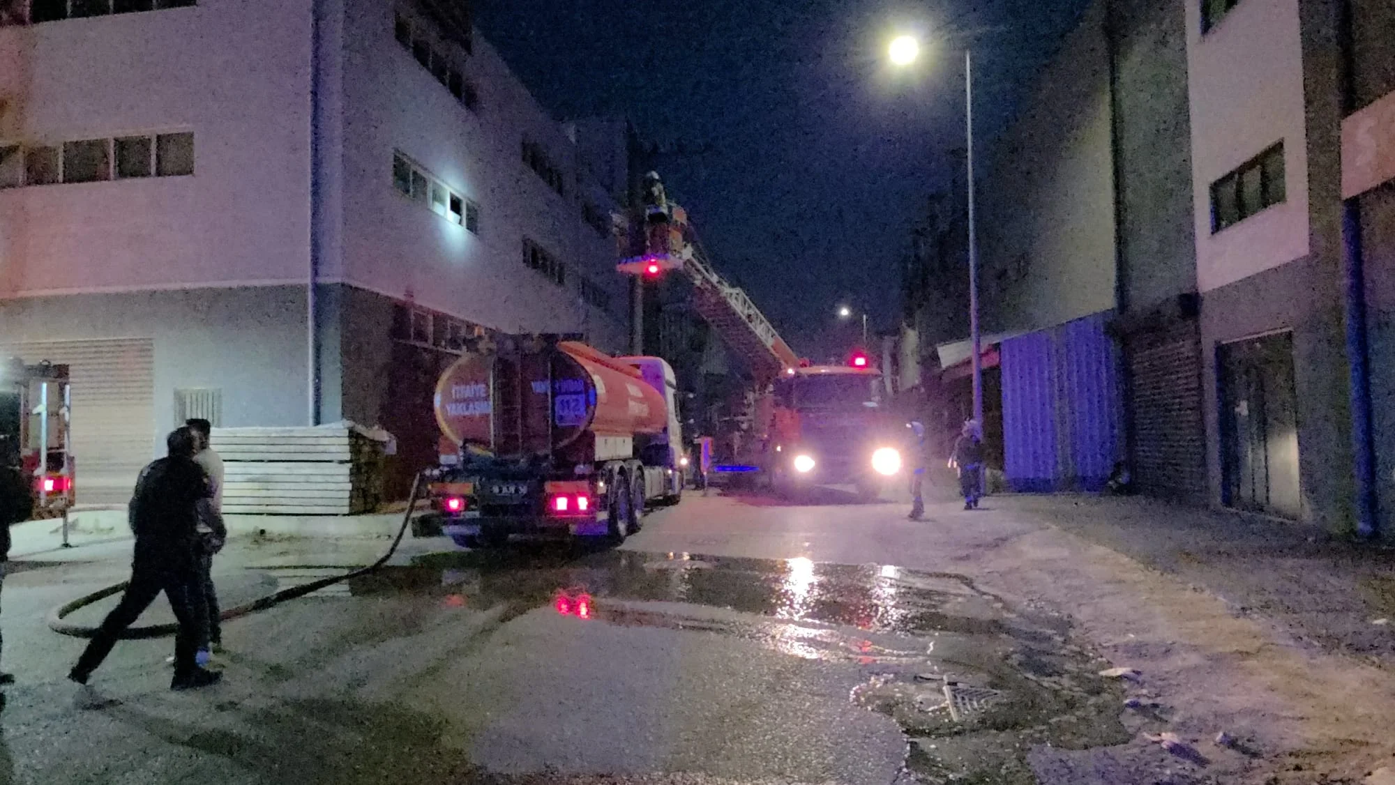 İnegöl'de Mobilya Fabrikasında Korkutan Yangın!