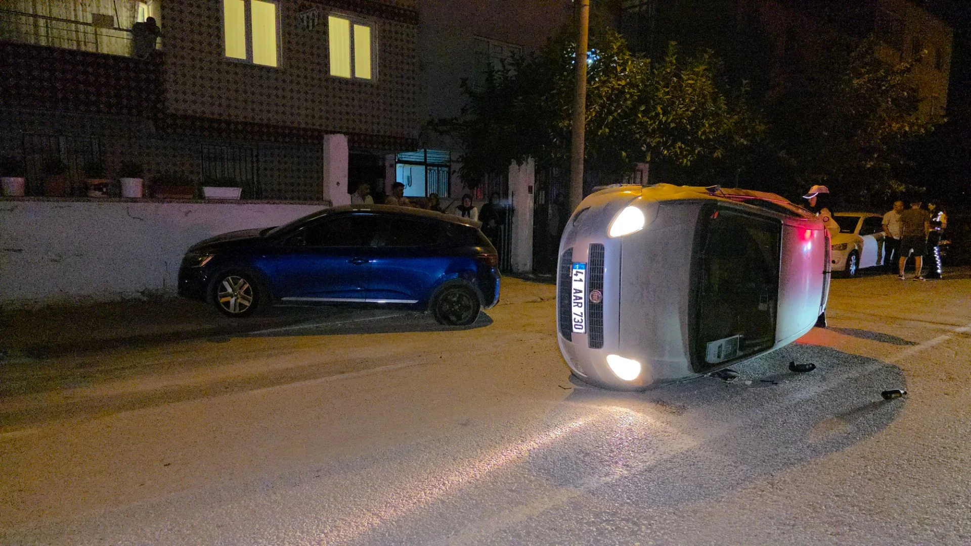 İnegöl'de Kontrolden Çıkan Otomobil Yan Yattı! Sürücü Aracını Bırakıp Kaçtı
