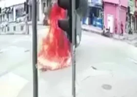 O ilde dehşete düşüren olay! Zabıta uyardı diye kendini ateşe verdi O ilde dehşete düşüren olay! Zabıta uyardı diye kendini ateşe verdi