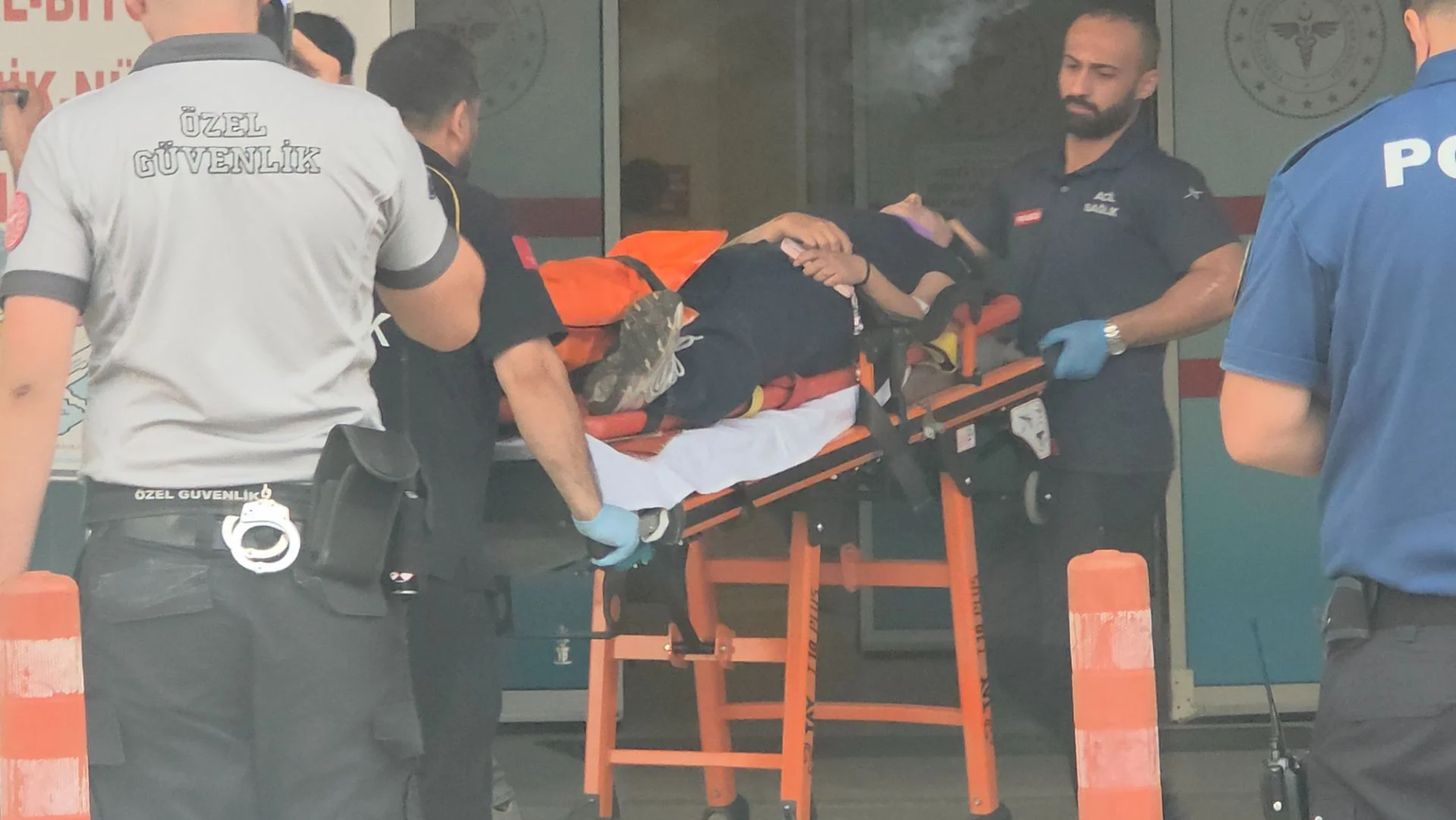 Devrilen motosiklet sürücüsünün ayağı kırıldı