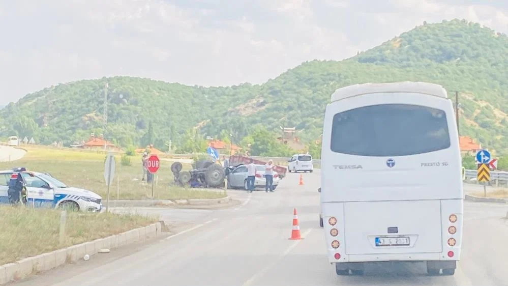 İnegöl Yolunda Feci Kaza! Traktör ile Otomobil Çarpıştı