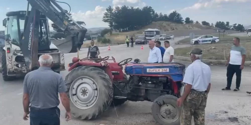 İnegöl Yolunda Feci Kaza! Traktör ile Otomobil Çarpıştı İnegöl Yolunda Feci Kaza! Traktör ile Otomobil Çarpıştı