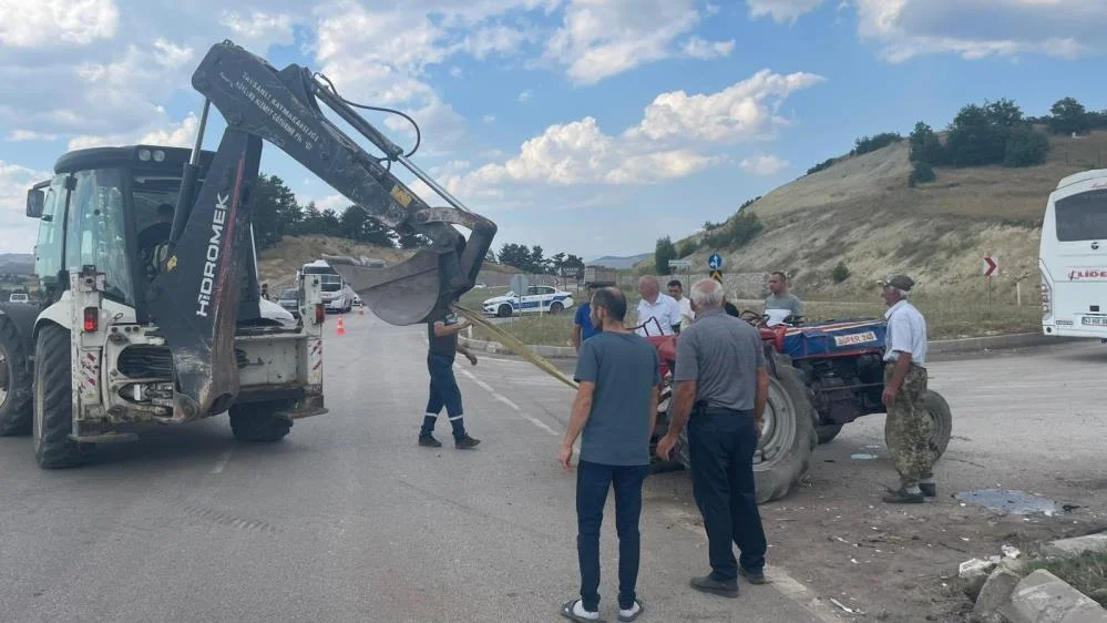 İnegöl Yolunda Feci Kaza! Traktör ile Otomobil Çarpıştı İnegöl Yolunda Feci Kaza! Traktör ile Otomobil Çarpıştı