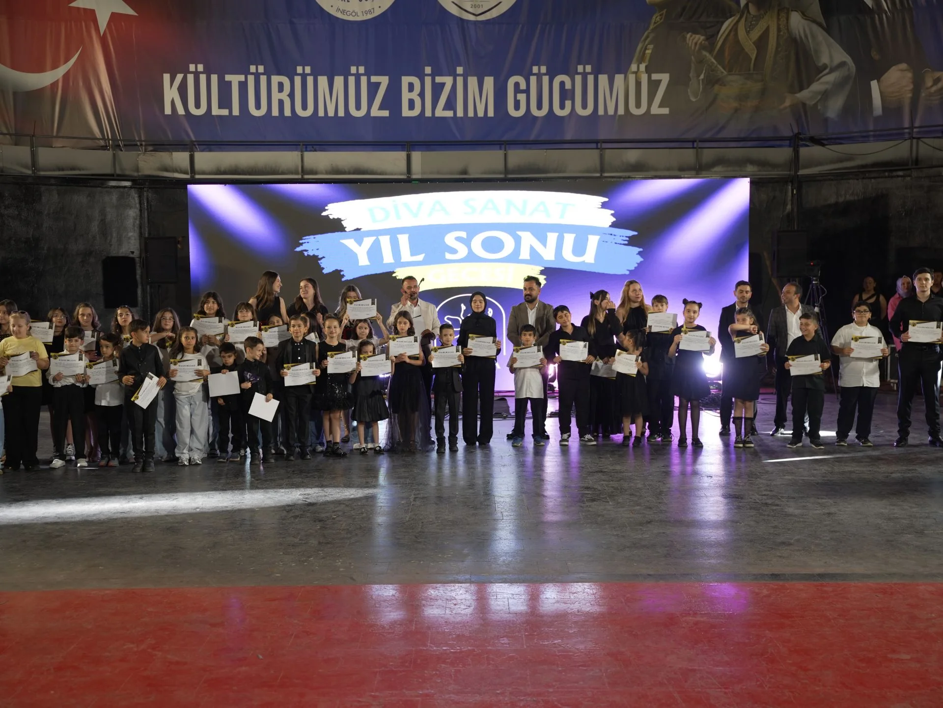 İnegöl'de Sanat Rüzgarı Esti! Diva Sanat Yıl Sonu Gösterisi Büyük Beğeni Topladı