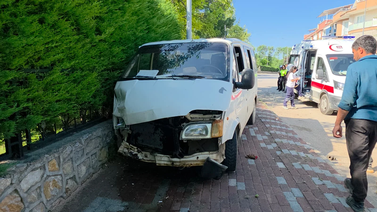 İnegöl'de korku dolu anlar! Biri ağaca biri duvara girdi