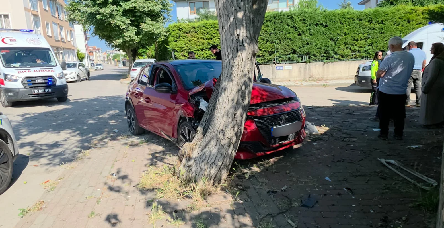 İnegöl'de korku dolu anlar! Biri ağaca biri duvara girdi