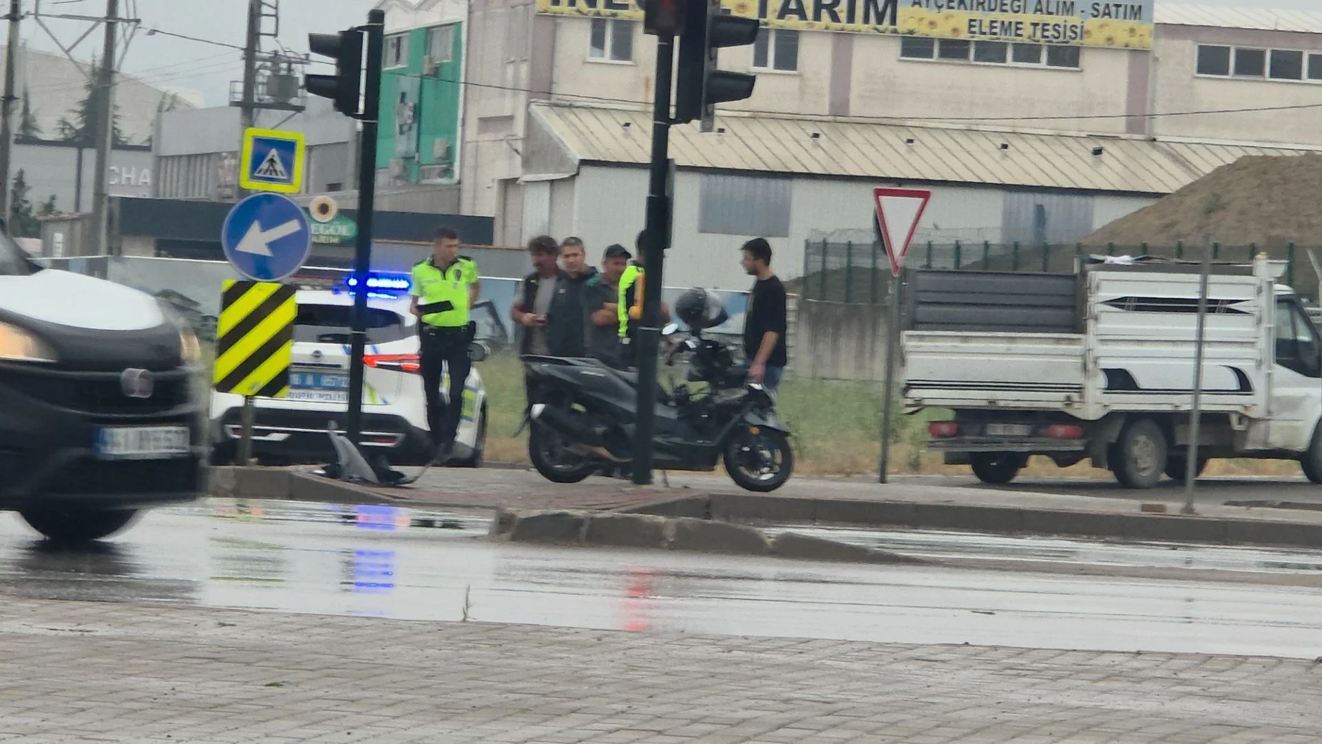 İnegöl'de Yağış Kazayı Beraberinde Getirdi! Motosiklet Sürücüsü Yaralandı