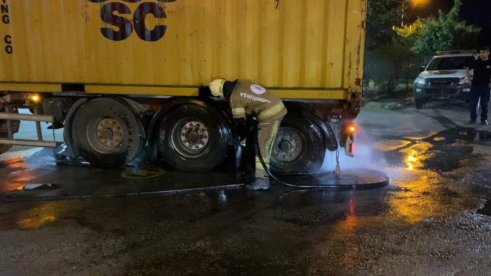 İnegöl'de yanan tırı 10 kilometre boyunca sürdü! Facia son anda önlendi