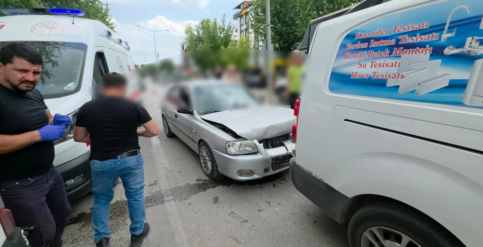 İnegöl'de zincirleme kaza! 2 yaralı İnegöl'de zincirleme kaza! 2 yaralı