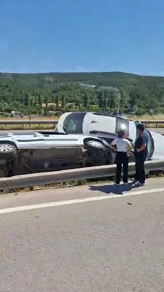 İnegöl'de 2 araç birden orta refüje saplandı!