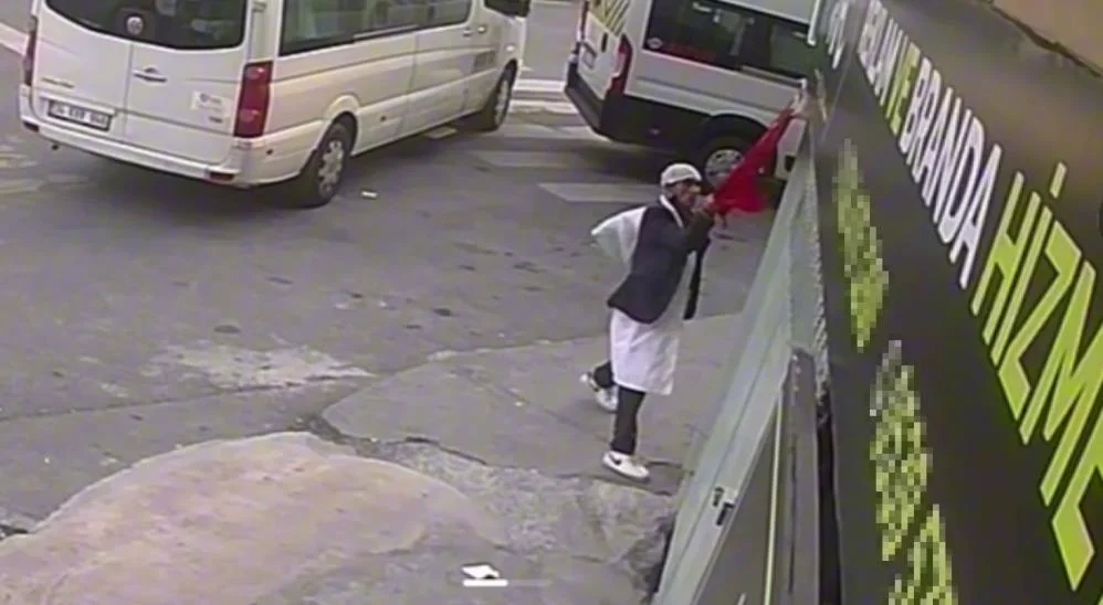 Türk bayrağına çirkin saldırı! Kıskıvrak yakalandı