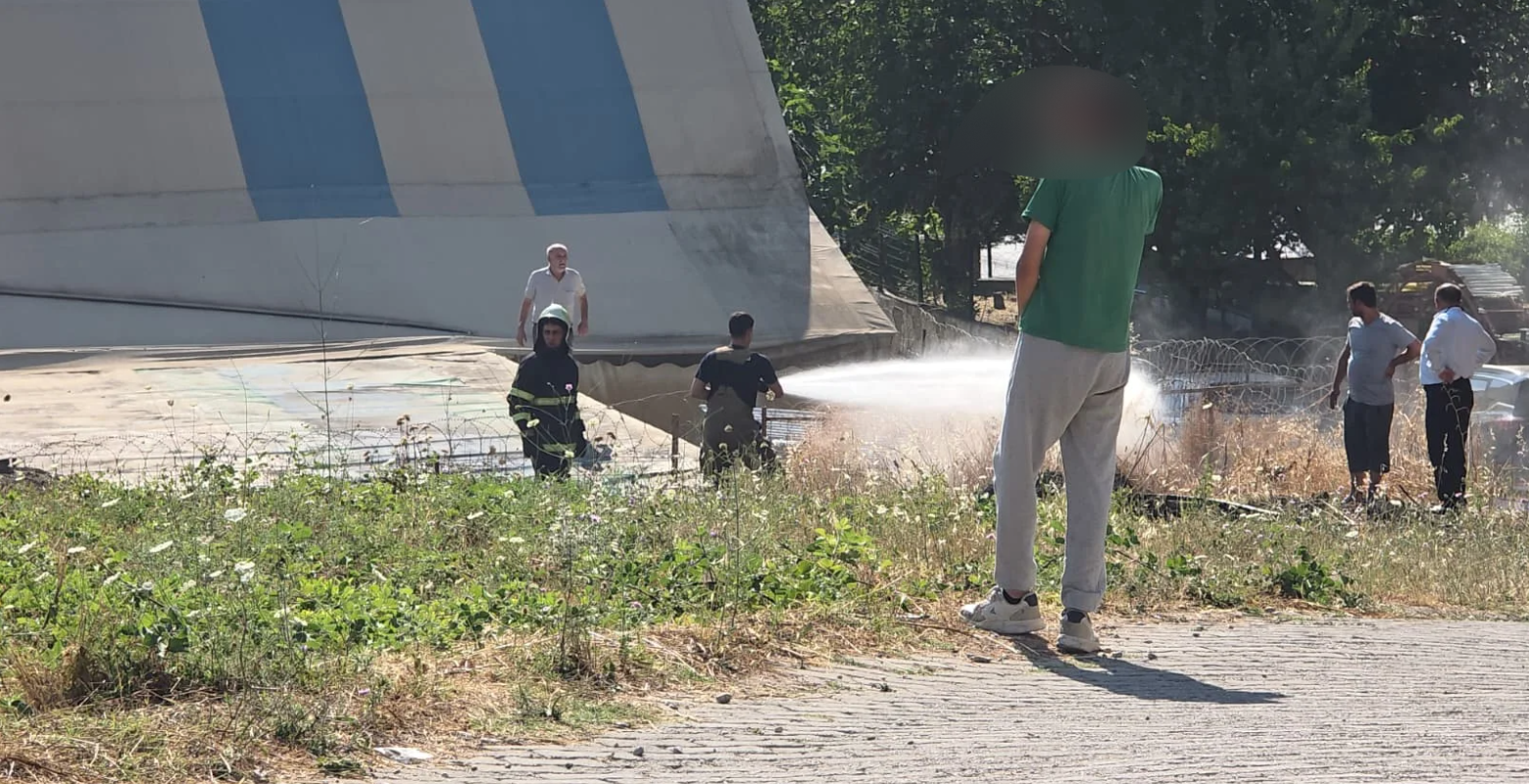 İnegöl'de mahalleliyi isyan ettiren yangın! İnegöl'de mahalleliyi isyan ettiren yangın!