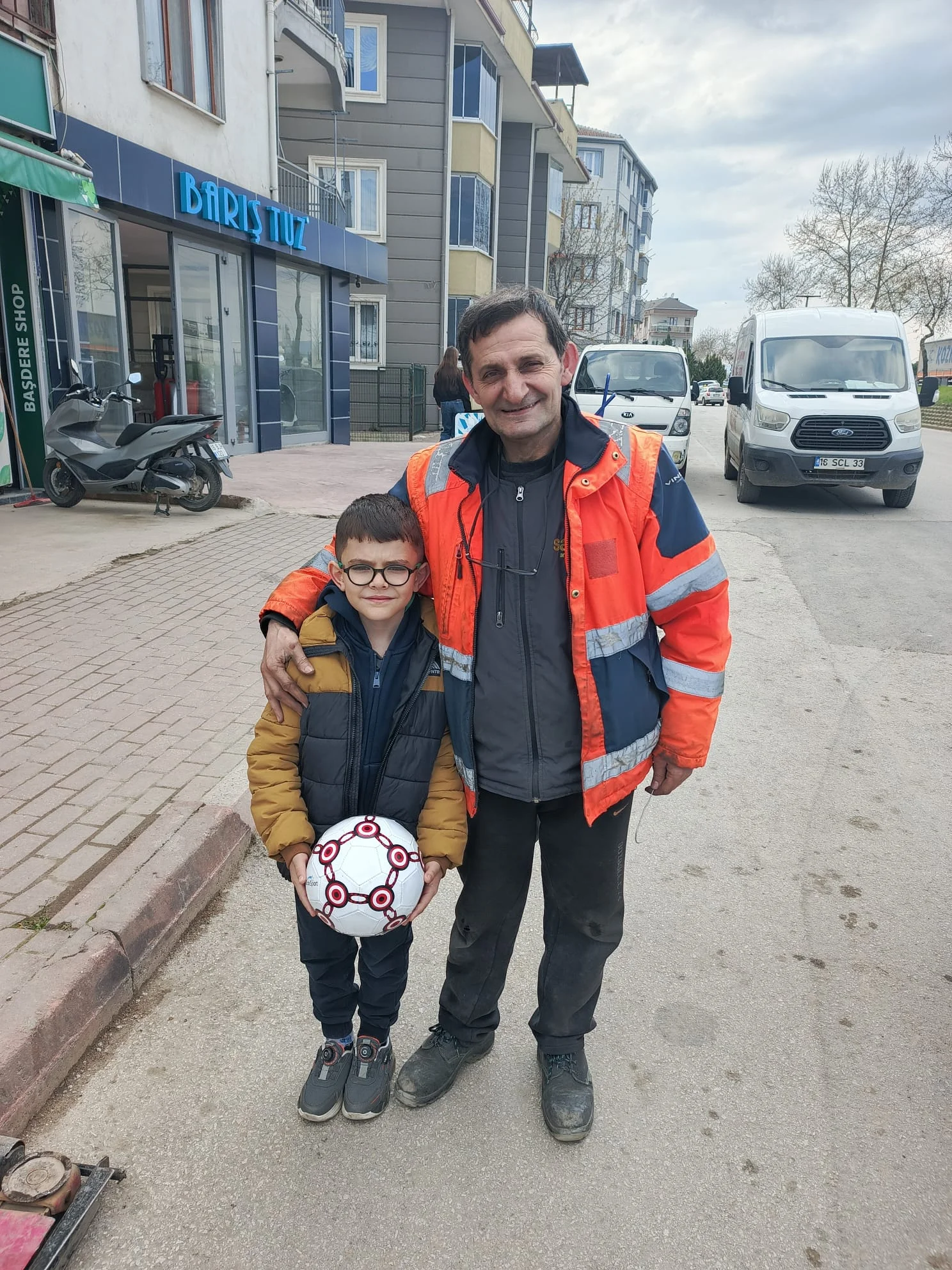 İnegöl'de çocukları sevindirmek isteyen lastikçi esnafı neye uğradığını şaşırdı İnegöl'de çocukları sevindirmek isteyen lastikçi esnafı neye uğradığını şaşırdı