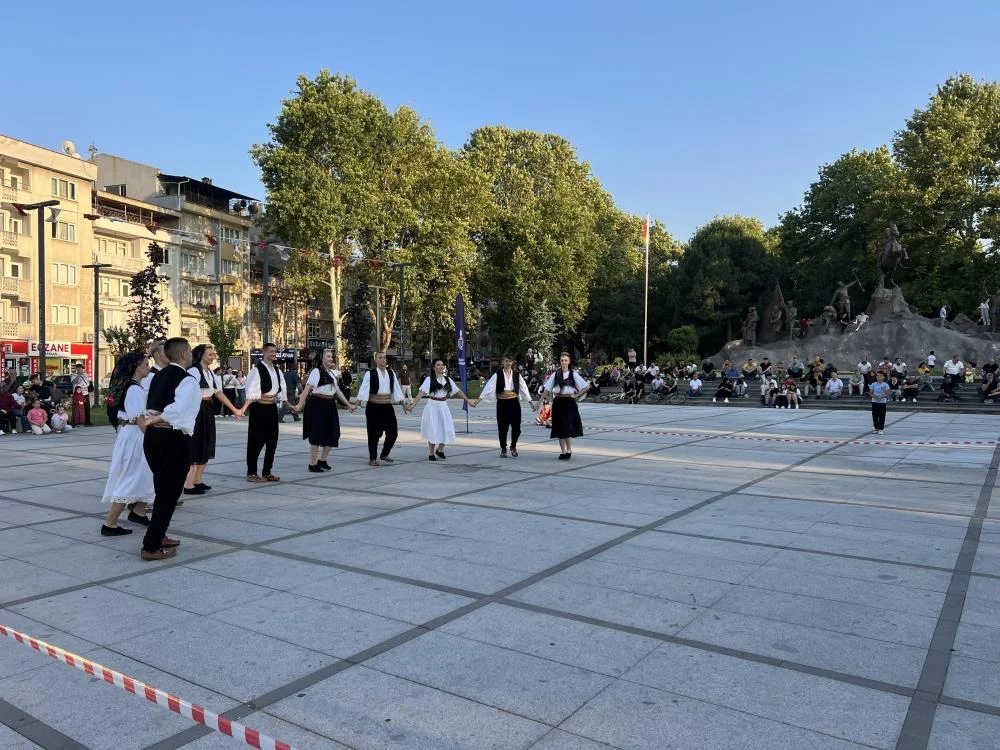İnegöl Sokakları Dünya Kültürleriyle Renklendi İnegöl Sokakları Dünya Kültürleriyle Renklendi