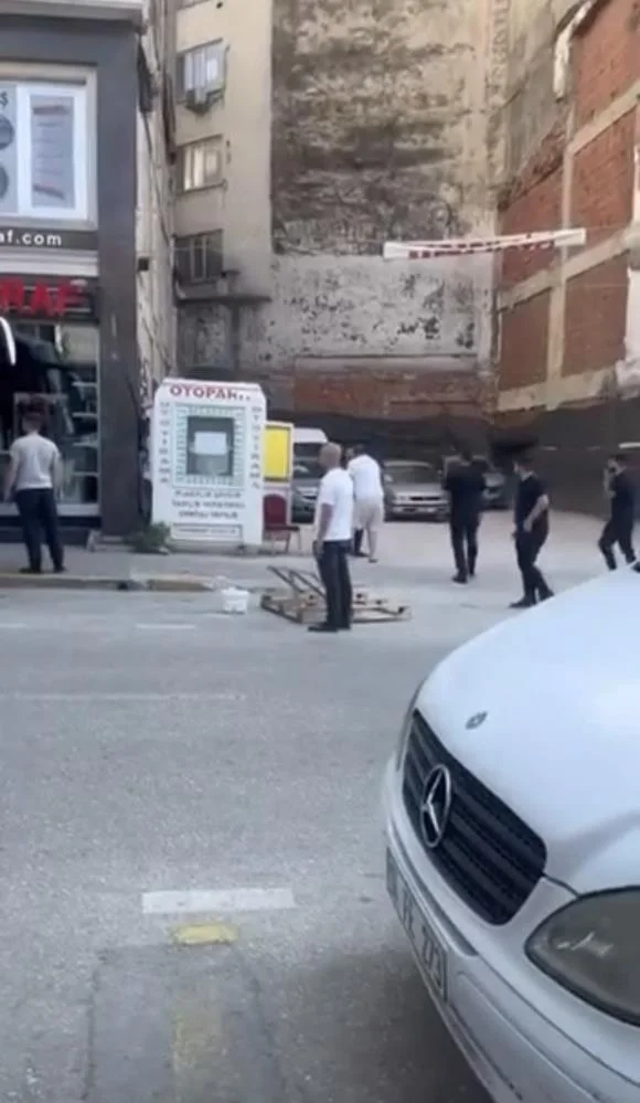 Otoparkta bıçakla korku dolu anlar!