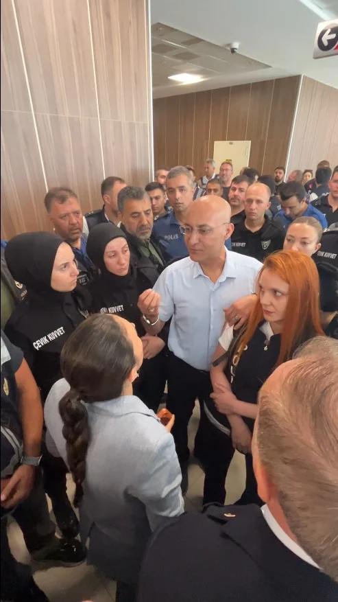 Bozbey'in duruşması öncesinde gergin dakikalar Bozbey'in duruşması öncesinde gergin dakikalar