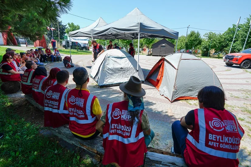 Beylikdüzü’nde afet gönüllüleri kampta sahaya hazırlandı