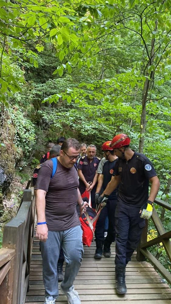 Oylat Şelalesi'nde Korku Dolu Anlar! Ekipler Talihsiz Kadın Seferber Oldu