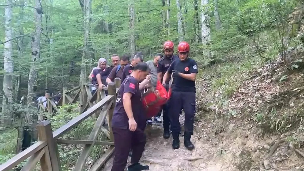 Oylat Şelalesi’nde düşen kadın, ekiplerin zorlu çalışmasıyla kurtarıldı