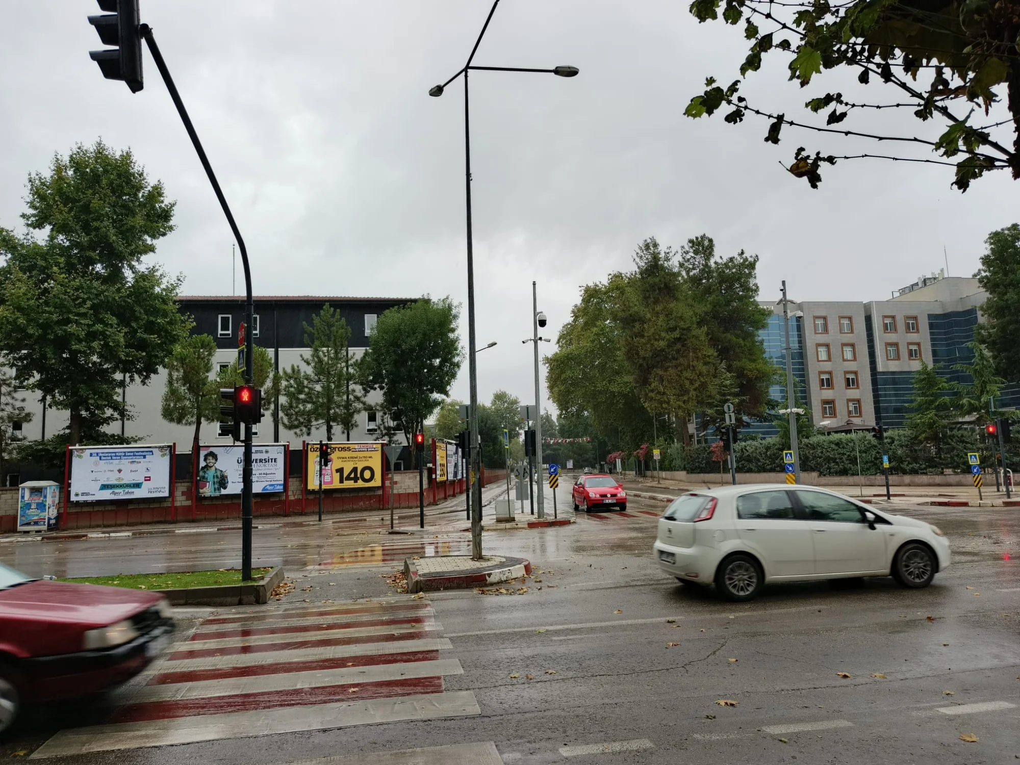 İnegöl'de Beklenen Sağanak Başladı! Şemsiyesiz Yakalananlar Zor Anlar Yaşadı İnegöl'de Beklenen Sağanak Başladı! Şemsiyesiz Yakalananlar Zor Anlar Yaşadı