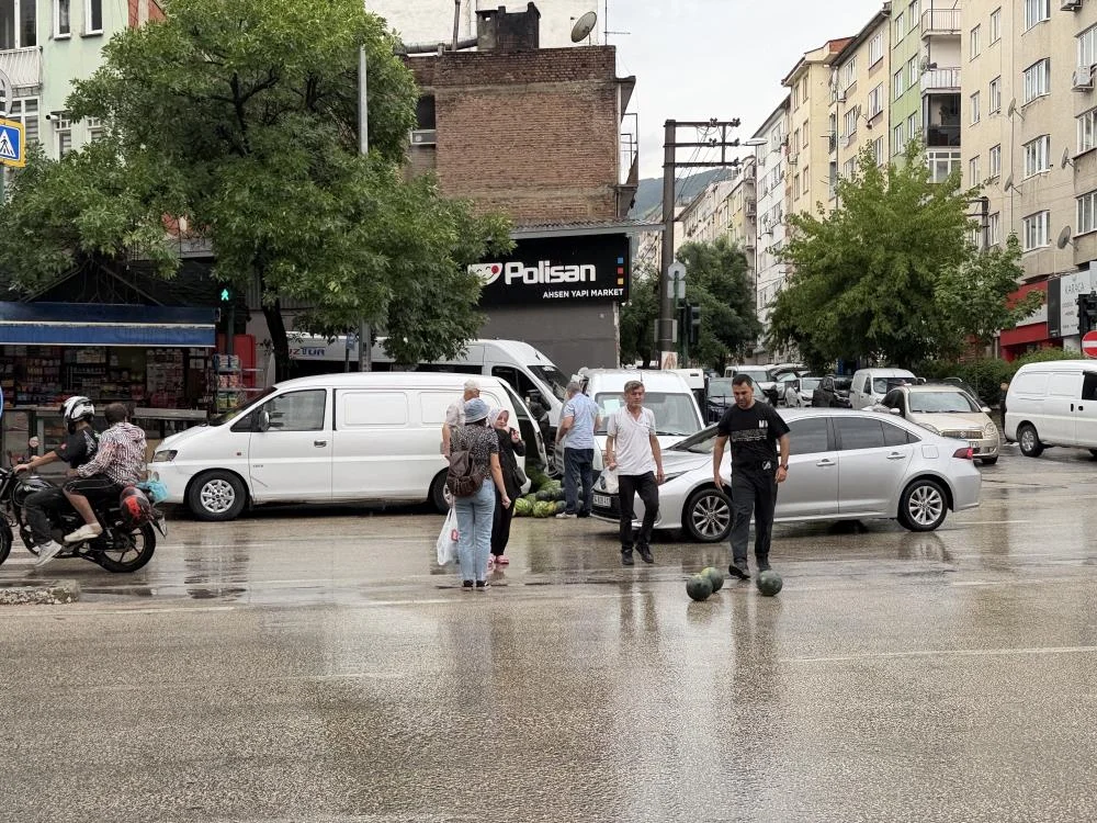 Karpuzlar caddeye saçıldı! Vatandaşlar seferber oldu Karpuzlar caddeye saçıldı! Vatandaşlar seferber oldu