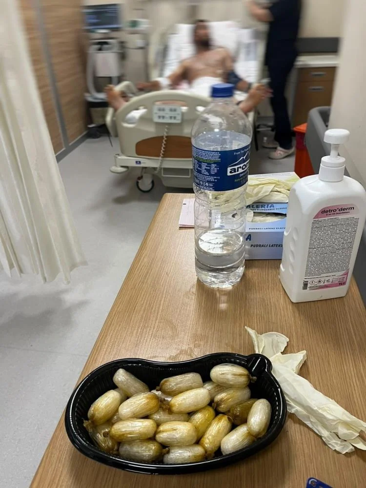Vücuduna Sakladığı Uyuşturucu Operasyonla Ele Geçirildi Vücuduna Sakladığı Uyuşturucu Operasyonla Ele Geçirildi
