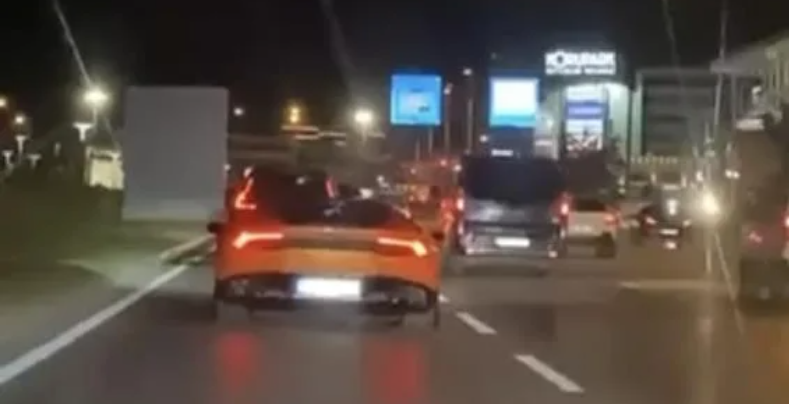 Lüks Araç Dehşeti! Makasla Çarpıp Arkasına Bile Bakmadan Kaçtı