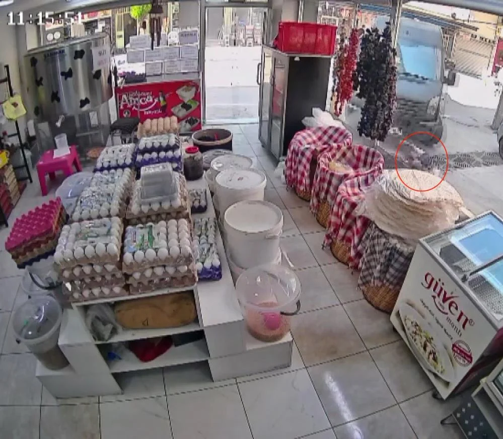Kamyonetin altında kalan 4 yaşındaki çocuk böyle çıktı!