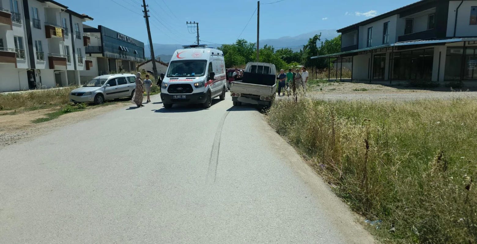 İnegöl'de kamyonetin çarptığı kadın ağır yaralandı! İnegöl'de kamyonetin çarptığı kadın ağır yaralandı!