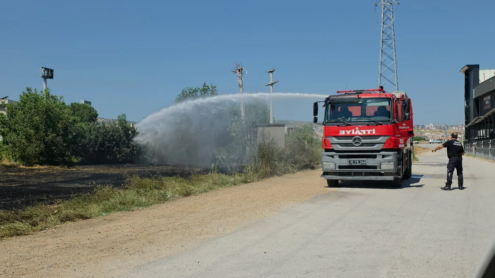 Yeniceköy’de tarlada çıkan anız yangını söndürüldü