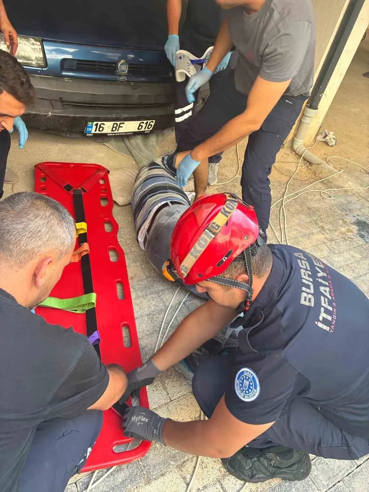 İnegöl’de kriko devrildi: Sürücü otomobilin altında sıkıştı