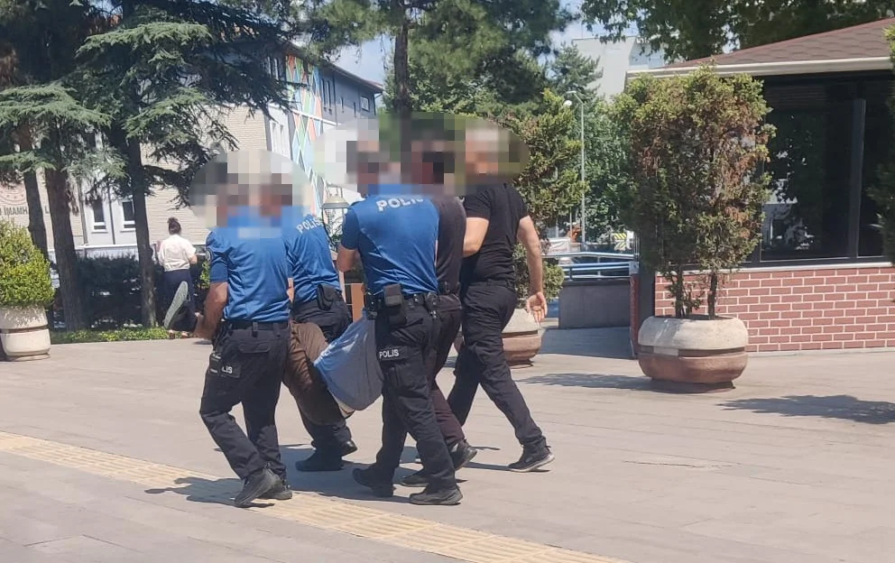 Adliye bahçesinde sıcak dakikalar Polis ne yaptıysa ikna edemedi