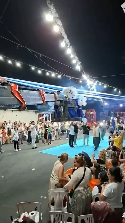 Gelin ile Damat Bu Kez Yürümedi! Sahneye Vinçle İndiler