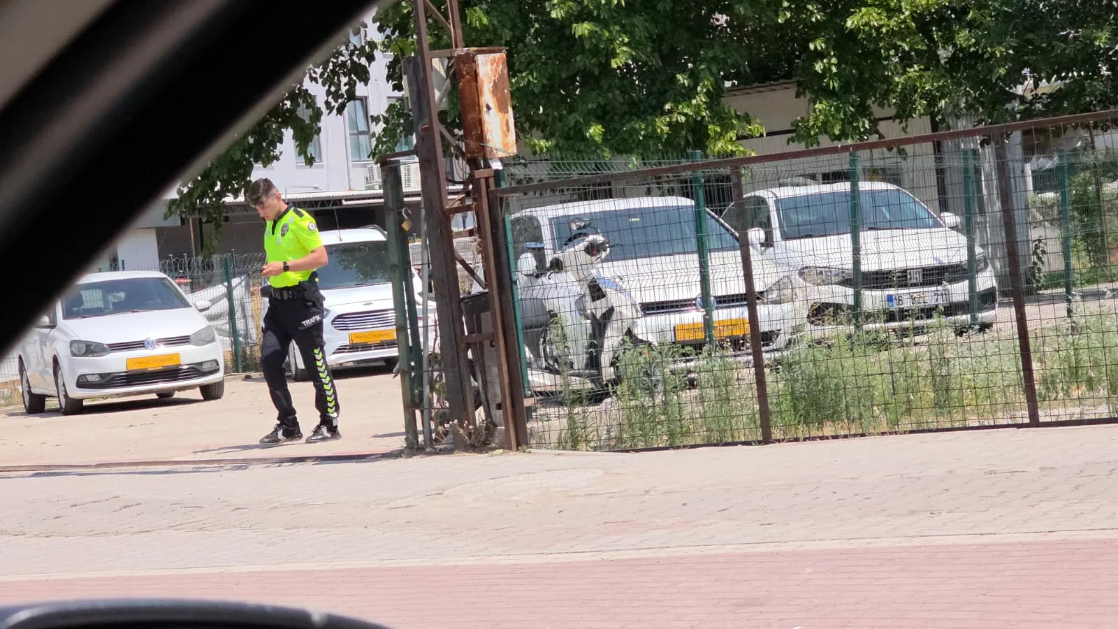 İnegöl'de motosikleti sıkıştırıp kaçtı! Polis her yerde arıyor İnegöl'de motosikleti sıkıştırıp kaçtı! Polis her yerde arıyor
