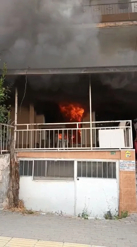 Giriş katta çıkan yangın mahalleliyi sokağa döktü!