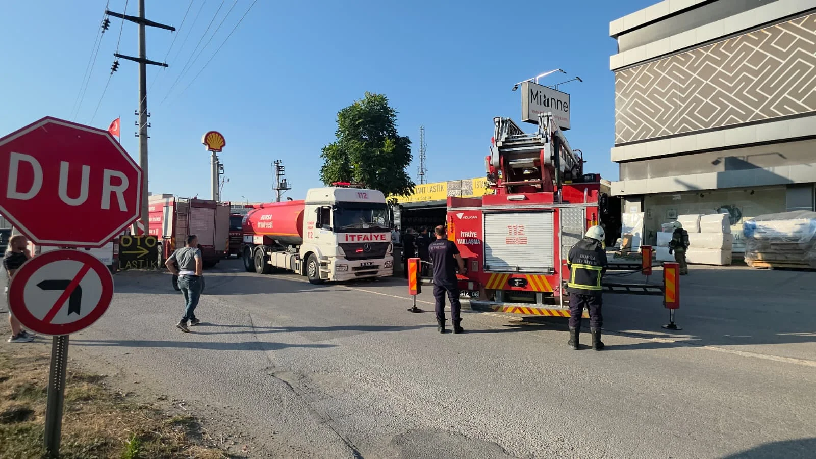 İnegöl'de Mobilya Deposunda Yangın!