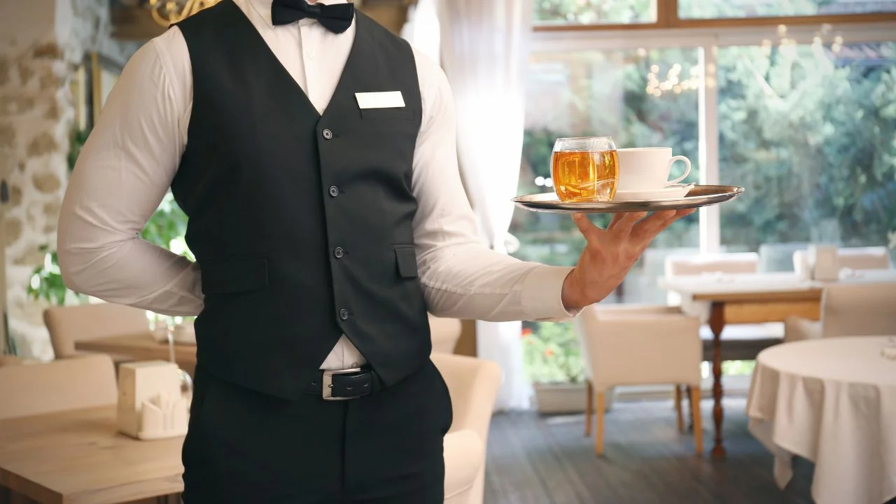 10 Yıllık Garsona Mahkemeden Emsal Karar! Çay Servisi işinden etmişti