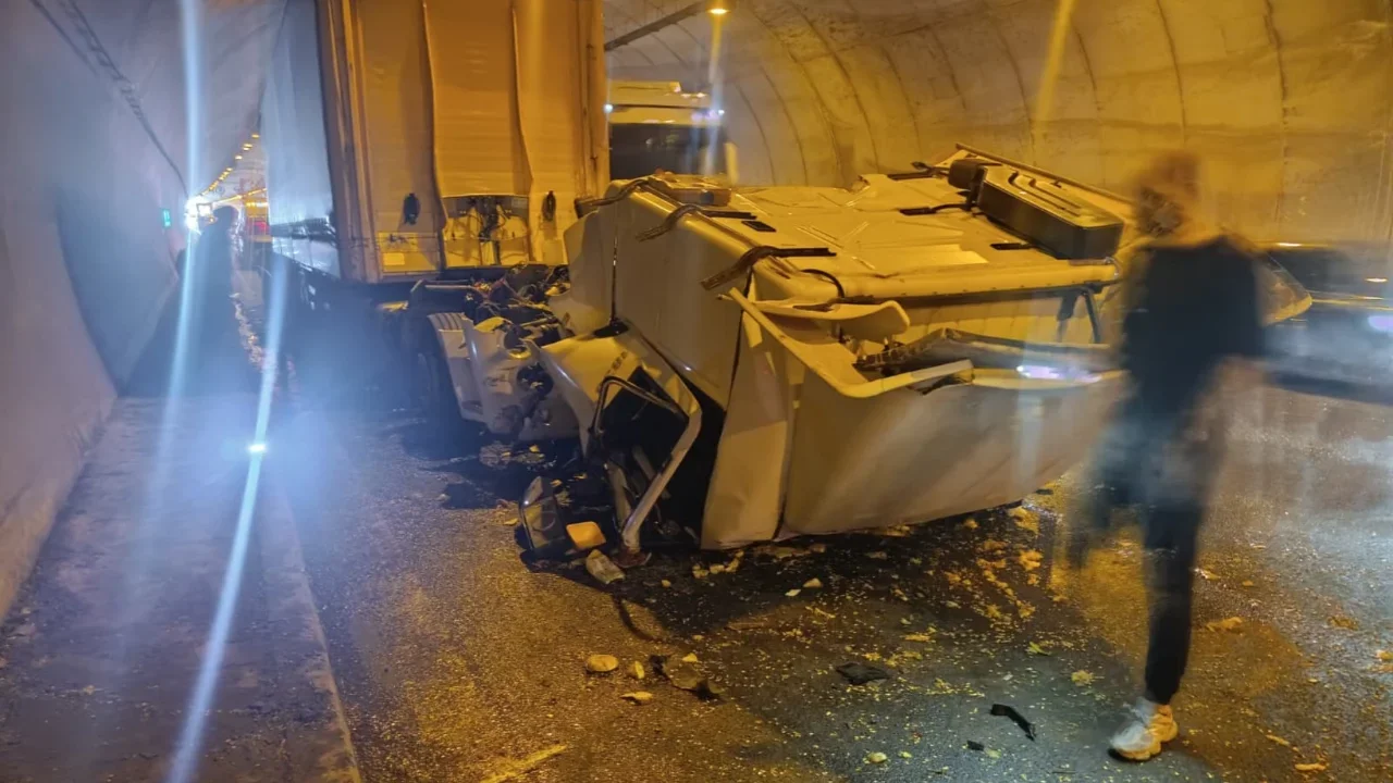 Otoyolda feci kaza! Tırın kabini koptu, sürücü ağır yaralı