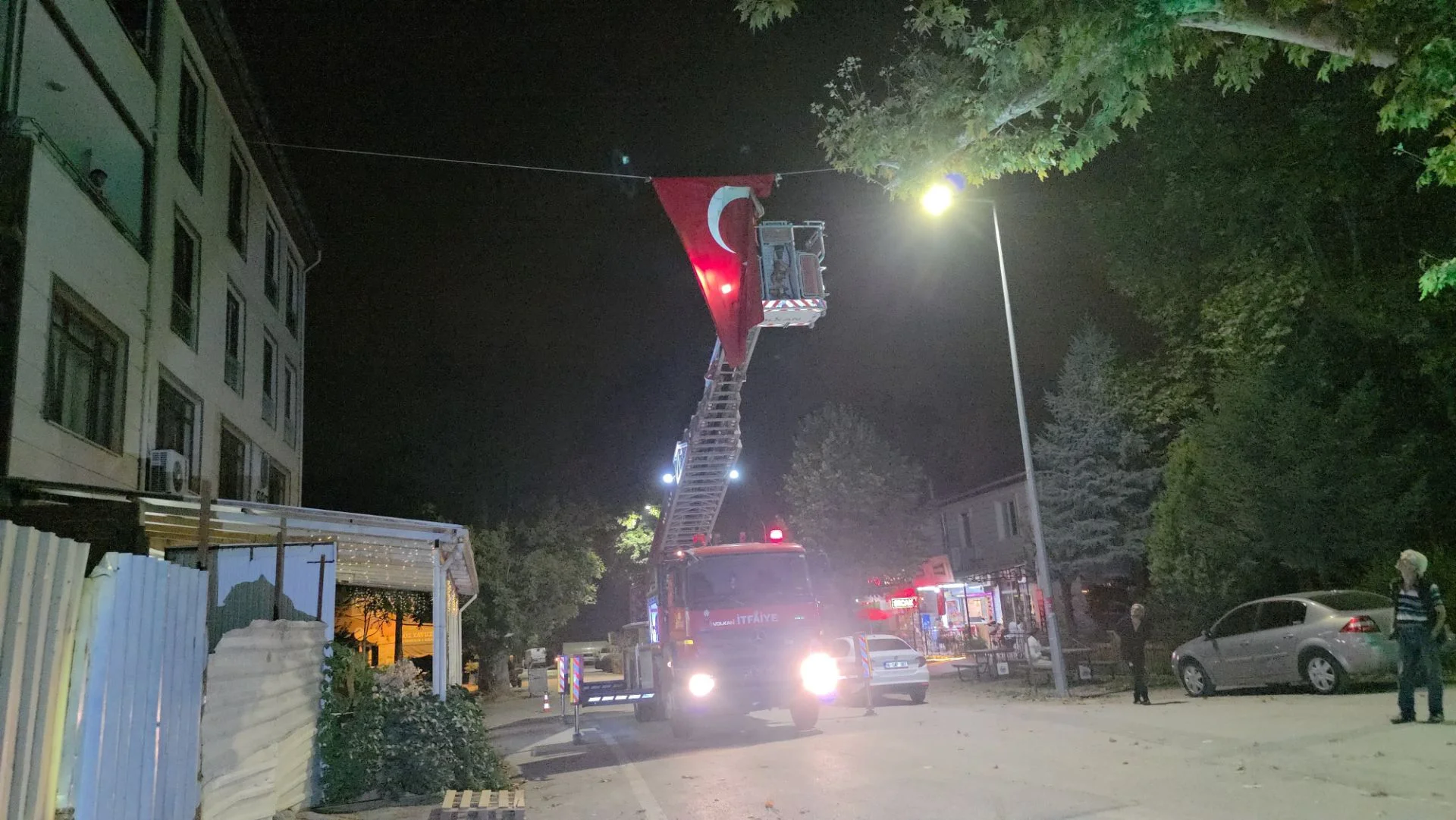 İnegöl Cerrah Mahallesi’nde gece yarısı Türk bayrağı hassasiyeti
