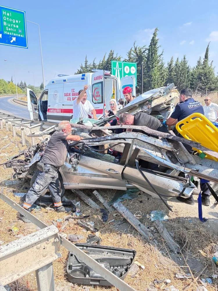 Otomobil Bariyere Ok Gibi Saplandı! Sürücü Yaşam Savaşı Veriyor